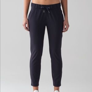 EUC Lululemon on the fly woven pants in navy